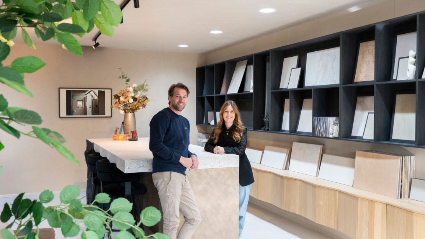 Dennis en Sharon in de showroom