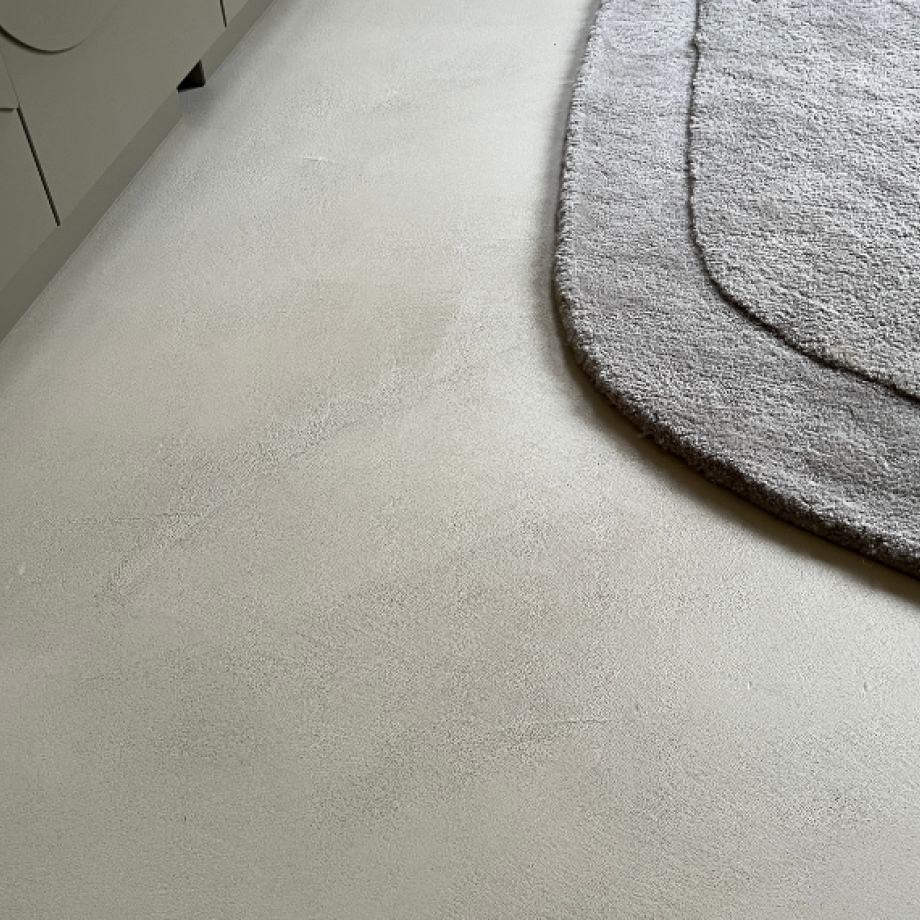 Microcementvloer in woonkamer Katwijk