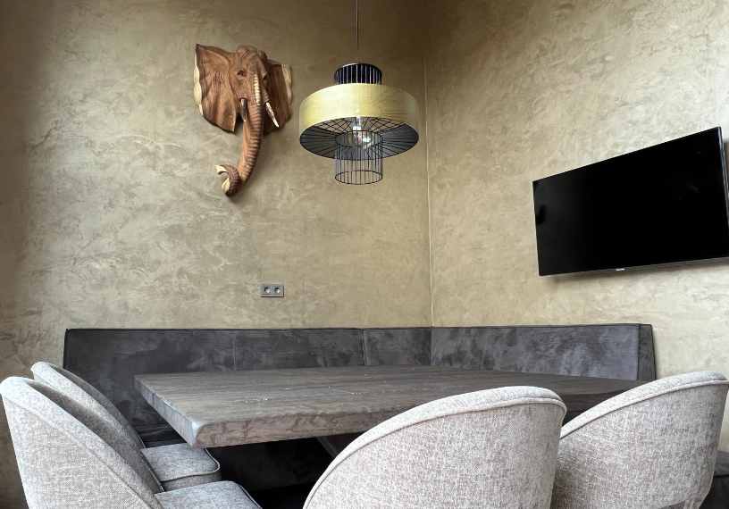 Speciaalstuc Africa woonkamer Nieuw-Vennep