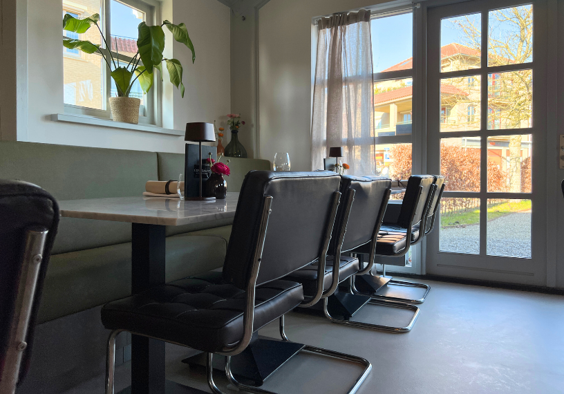 Microcementvloer in restaurant Hoogmade